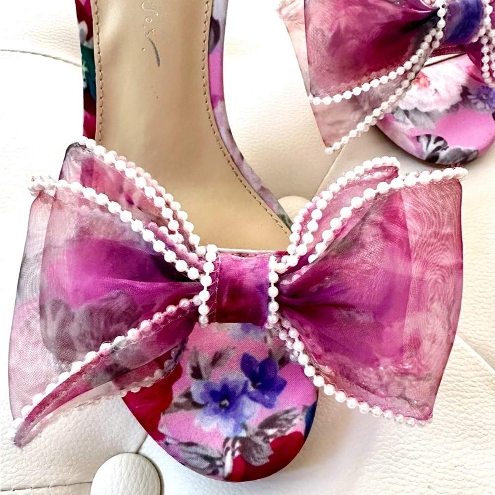 Betsey Johnson Floral Bow Heels Pearl Trim Sandals - Never Worn - Picture 6 of 8